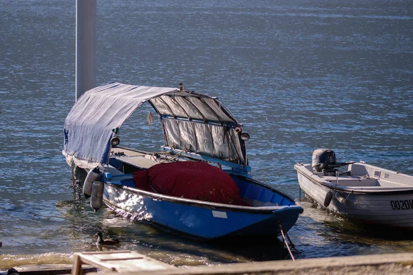 Horizontale Aufnahme Eines Blauen Fischerbootes Das Einen Hafen Lago Maggiore — Stockfoto