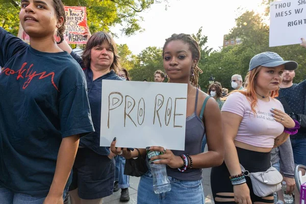 在最高法院推翻Roe诉Wade一案之后 抗议者在华盛顿广场公园游行 — 图库照片