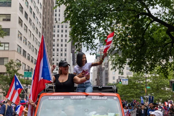 プエルトリコの日のパレードを祝うマンハッタンの街の人々の大群衆 — ストック写真