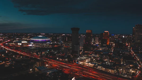 Karanlık Gökyüzünün Altında Parlayan Işıklarla Güzel Bir Şehrin Gökyüzü Manzarası — Stok fotoğraf
