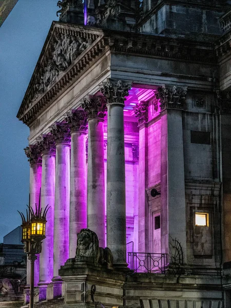 イギリス ポーツマスの中心部にある多目的ビル ポーツマス ギルドホールの垂直撮影 — ストック写真