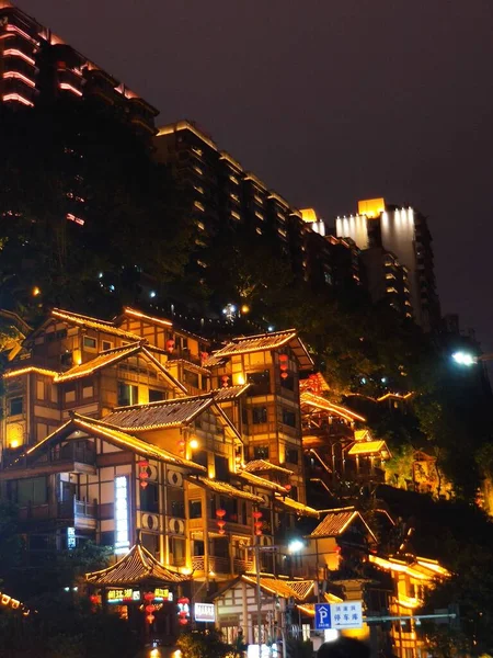 Tiro Vertical Edifícios Iluminados Estilo Asiático Durante Noite Chongqing China — Fotografia de Stock