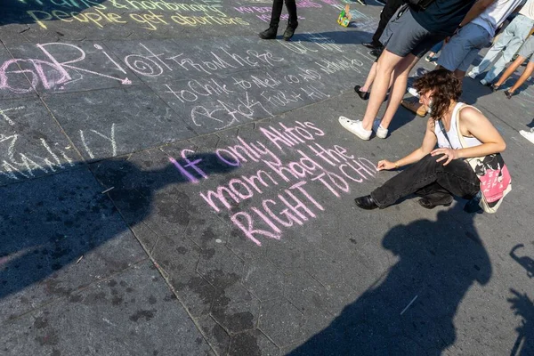 Washington Square Park New York 2022 Protesters Holding Cardboard Signs — Stock Photo, Image