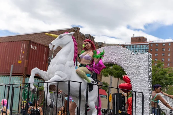 Young Woman Pink Hair Sitting Unicorn 40Th Annual Mermaid Parade — Stock Photo, Image