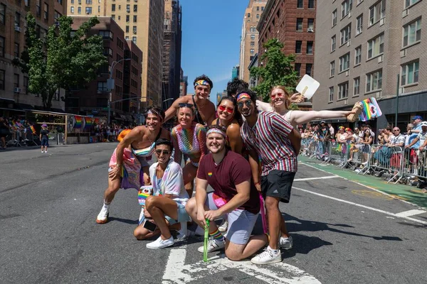 Grande Multidão Pessoas Comemorando Parada Orgulho Nas Ruas Nova York — Fotografia de Stock