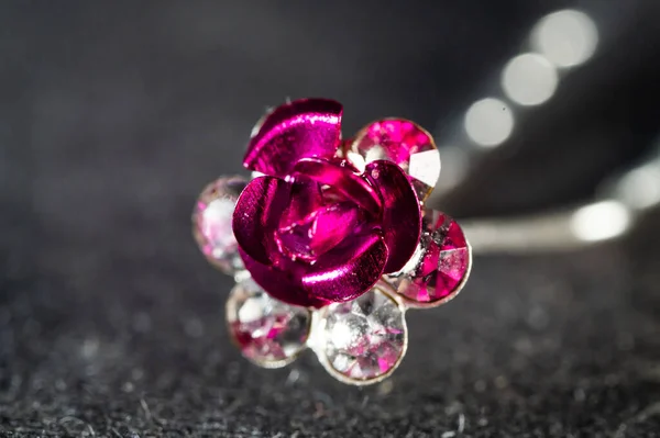 Lovitură Closeup Pin Păr Roz Trandafir Fundal Întunecat Încețoșat — Fotografie, imagine de stoc