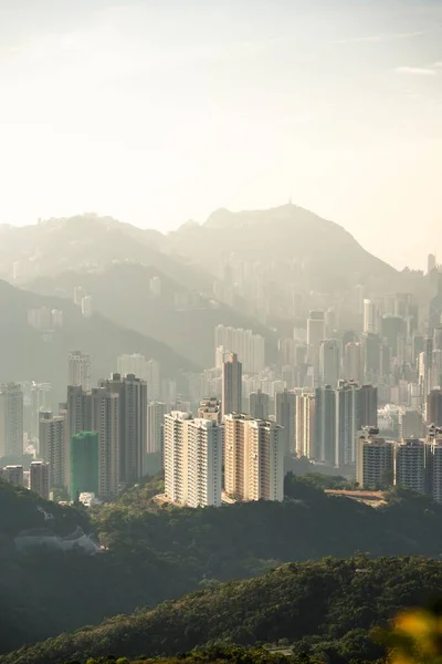 Plano Vertical Hermosos Rascacielos Modernos Colinas Siempreverdes Hong Kong — Foto de Stock