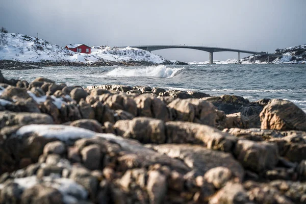 Kustlinje Stenig Utsikt Med Havsvågor Och Bro Vintern — Stockfoto