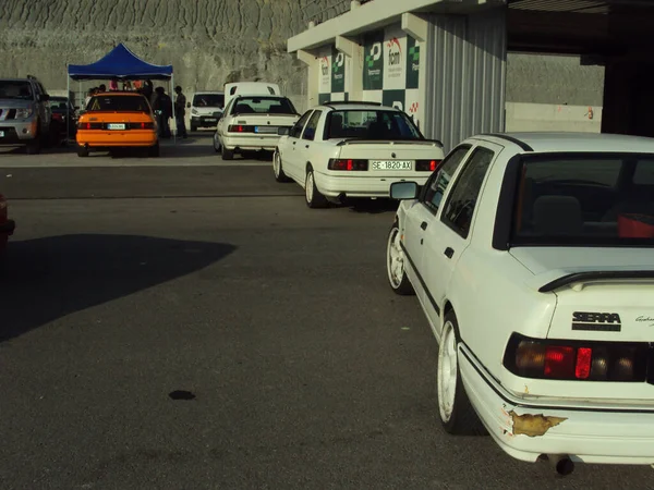 Uma Vista Carros Rua Clássicos Estacionados Ford Sierra Dia Ensolarado — Fotografia de Stock