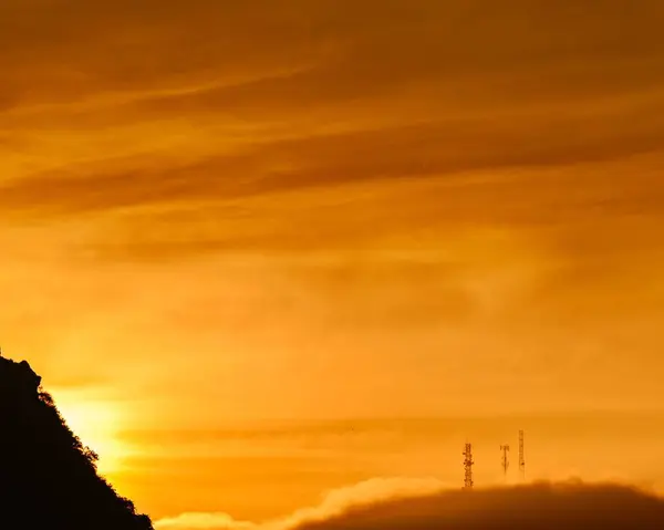 Een Luchtfoto Van Prachtige Bergen Bij Zonsondergang — Stockfoto