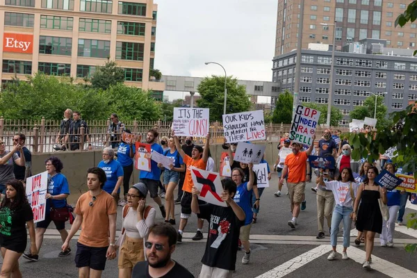 抗议枪支的人群很多 从布鲁克林卡门广场穿过布鲁克林桥步行到纽约 — 图库照片