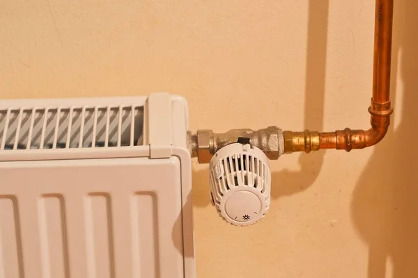 Zicht Een Radiator Die Ingesteld Met Een Thermostaat Huisaansluiting — Stockfoto