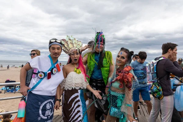 Een Groep Vrienden Coole Kleren 40E Jaarlijkse Zeemeerminnenparade Coney Island — Stockfoto