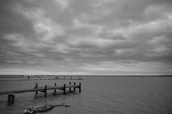 Een Monochrome Shot Van Zee Een Bewolkte Dag — Stockfoto