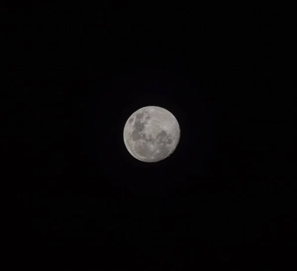 Una Hermosa Vista Una Luna Llena Iluminando Oscuro Cielo Nocturno —  Fotos de Stock