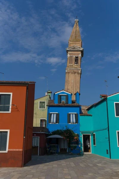 이탈리아 베니스의 거리를 건물들을 수직으로 — 스톡 사진