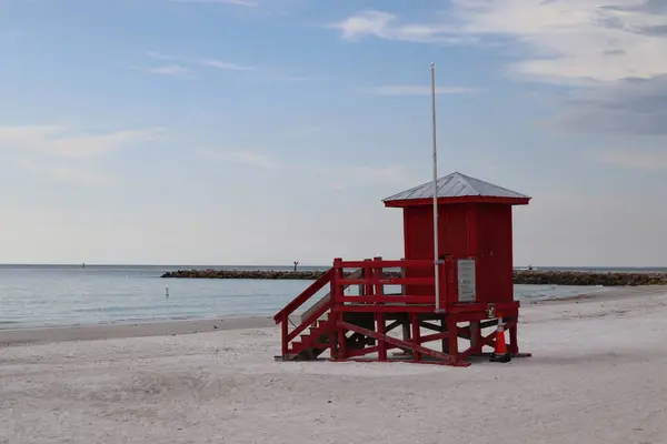 Ufukta Mavi Bulutlu Gökyüzüne Karşı Kumsaldaki Kırmızı Gözetleme Kulesinin Güzel — Stok fotoğraf