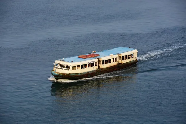 Foto Toont Een Kleine Veerboot Die Mensen Vervoert Cochin India — Stockfoto