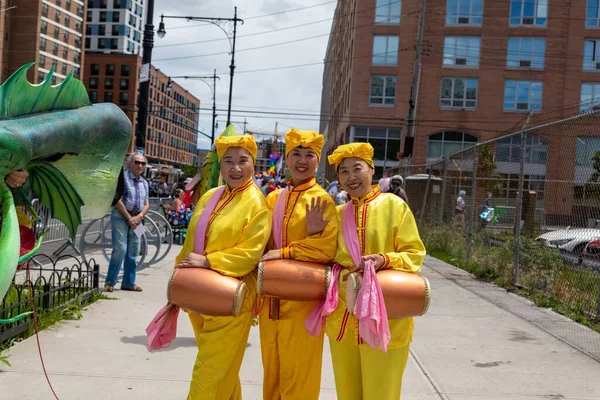 Group Women Traditional Yellow Costumes Drums 40Th Annual Mermaid Parade — Stock Photo, Image