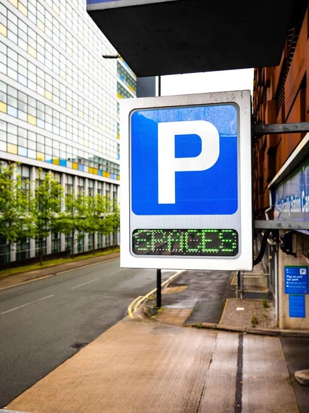 停车场标志和标志在建筑物的侧面 显示可用的空间 — 图库照片