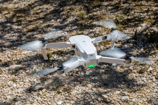 Egy Közeli Kép Egy Fehér Műanyag Drónról Ami Föld Felett — Stock Fotó