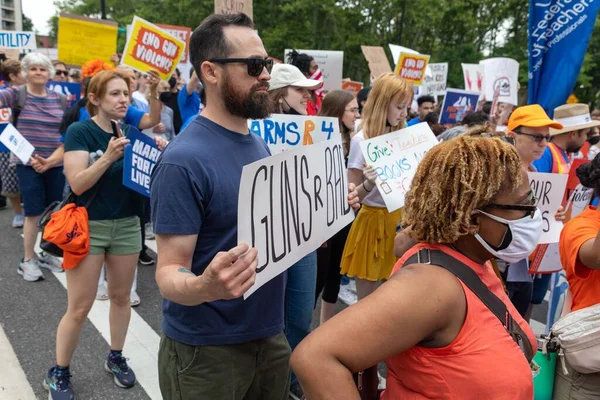 Silahları protesto eden büyük bir kalabalık. Brooklyn 'deki Cadman Plaza' dan Brooklyn Köprüsü üzerinden New York 'a yürüyorum.