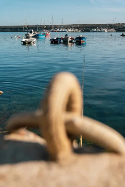 Eine Vertikale Aufnahme Von Booten Auf Einem See Einem Sonnigen — Stockfoto