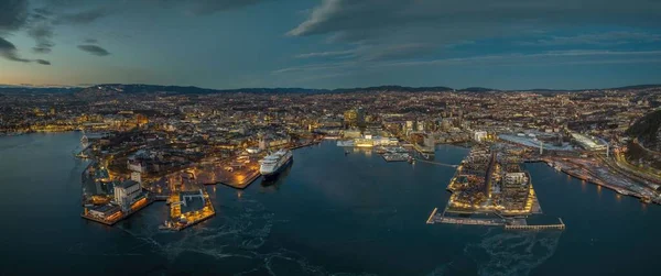 Uma Foto Noturna Porto Oslo Com Muitos Edifícios Luzes Cercado — Fotografia de Stock