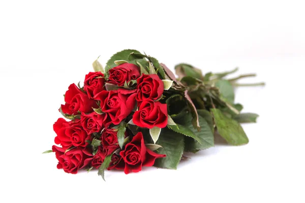Bellissimo Bouquet Rose Rosse Isolate Sfondo Bianco — Foto Stock