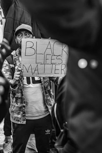 Black Lifes Matter Felirattal Ellátott Férfi Függőleges Szürkeárnyalatú Képe Egyesült — Stock Fotó