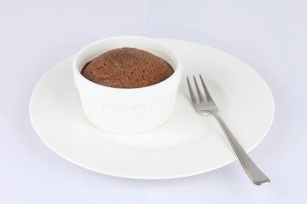 Ένα Σουφλέ Σοκολάτας Ένα Κλασικό Λευκό Ράμεκιν Πορσελάνης Λευκό Πιάτο — Φωτογραφία Αρχείου