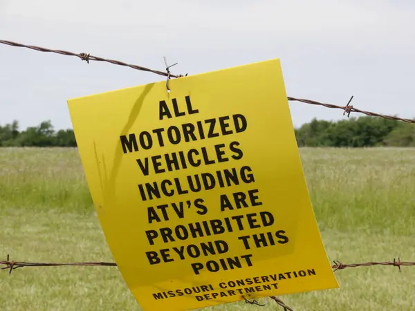 Missouri Bir Koruma Alanında Motorlu Taşıtları Yasaklayan Bir Uyarı Işareti — Stok fotoğraf
