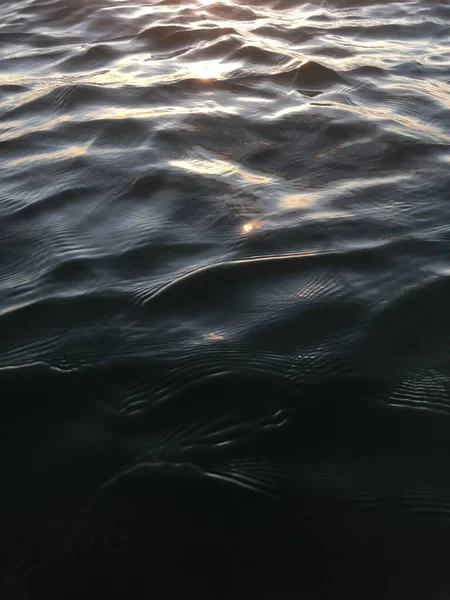 Primer Plano Vertical Mar Oscuro Con Ondas Ondas Que Reflejan — Foto de Stock