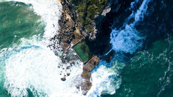 Vzdušný Výhled Modrý Vlnitý Oceán Skalnatý Břeh Během Dne — Stock fotografie