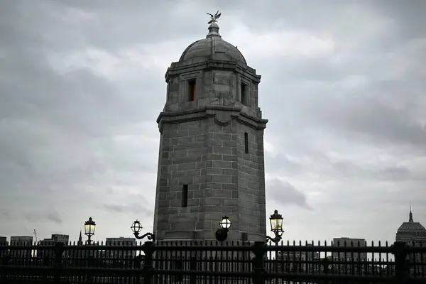 Disparo Vertical Una Vieja Torre Piedra Valla Del Meetal Contra — Foto de Stock