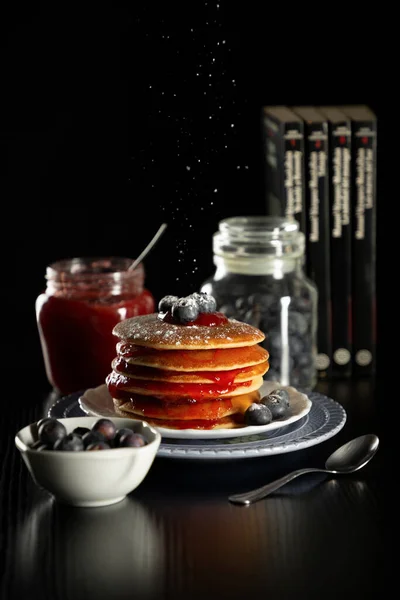 Vertikal Bild Pannkakor Med Sylt Och Andra Ingredienser Ett Träbord — Stockfoto