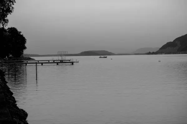 山脚下湖面的灰度照片 — 图库照片