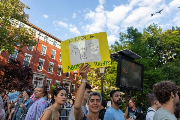 Folket Protesterar New York Efter Att Högsta Domstolen Störtat Roe — Stockfoto