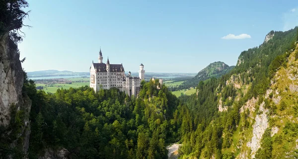 Castelo Neuschwanstein Uma Distância Cercada Por Exuberantes Árvores Verdes Alemanha — Fotografia de Stock