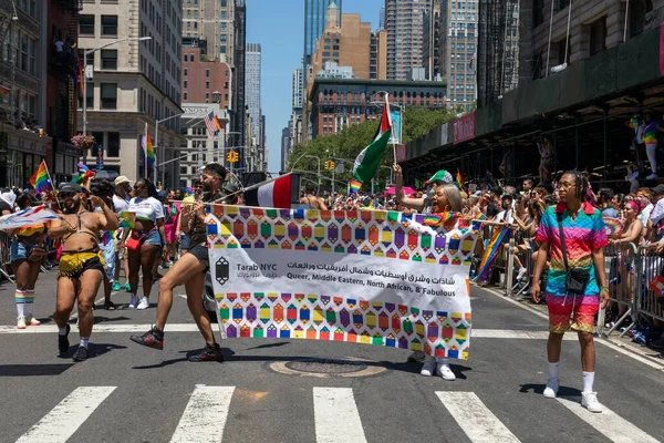 Gente Alegre Caminando Desfile Del Orgullo Ciudad Nueva York Junio —  Fotos de Stock