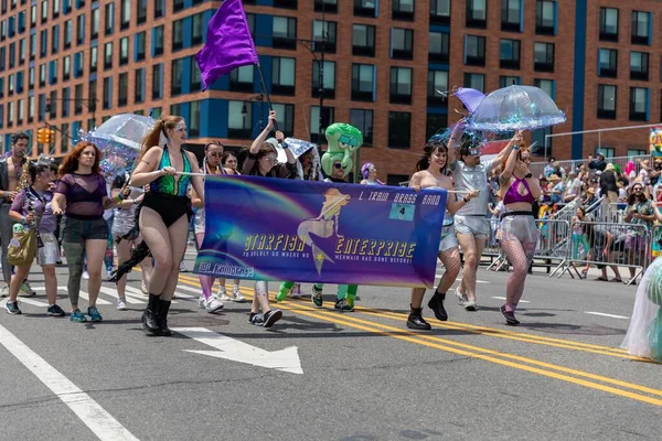 Uma Foto Uma Multidão Com Cartaz Dedicado 40Th Annual Mermaid — Fotografia de Stock