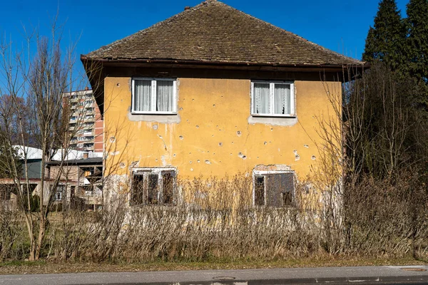 Veche Clădire Galbenă Ziduri Crăpate Maglaj Bosnia — Fotografie, imagine de stoc