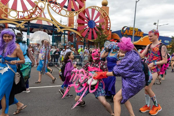 Large Crowds People Streets Brooklyn Celebrating 40Th Coney Island Mermaid — Stock Photo, Image