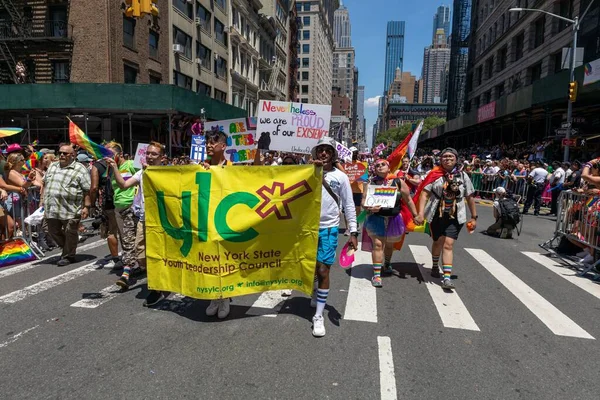 支持2022年自豪月游行的青年领袖委员会在美国纽约市街头游行 — 图库照片