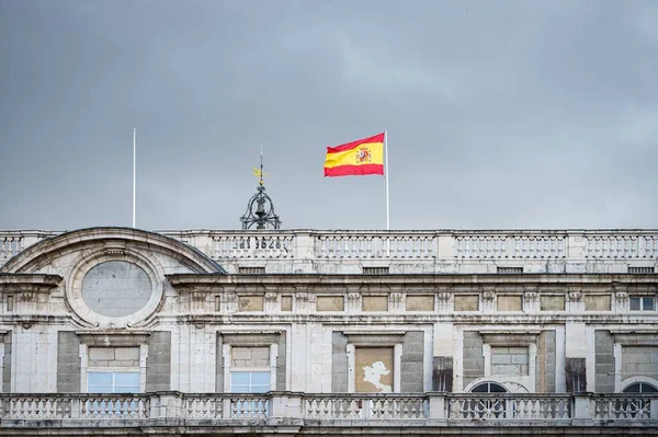 Двор Королевского Дворца Мадрида Флагом Испании — стоковое фото