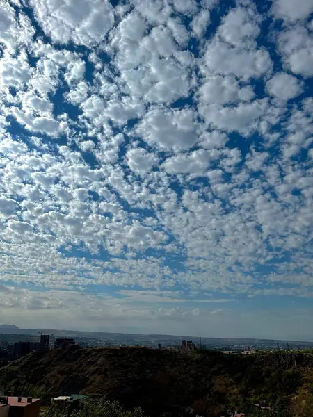 Plano Vertical Cielo Azul Soleado Nublado Sobre Los Edificios — Foto de Stock