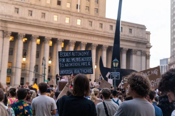 Protestující Pochodující Washington Square Park Poté Nejvyšší Soud Zrušil Roe — Stock fotografie