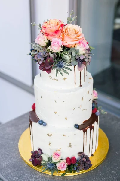 Tiro Vertical Bolo Casamento Com Flores — Fotografia de Stock