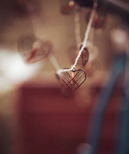 Bulanık Bir Arkaplana Karşı Kalp Şeklindeki Dekorasyonun Dikey Yakın Çekimi — Stok fotoğraf