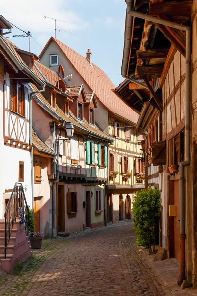 Uma Vertical Uma Rua Pavimentada Vazia Entre Casas Velhas Eguisheim — Fotografia de Stock